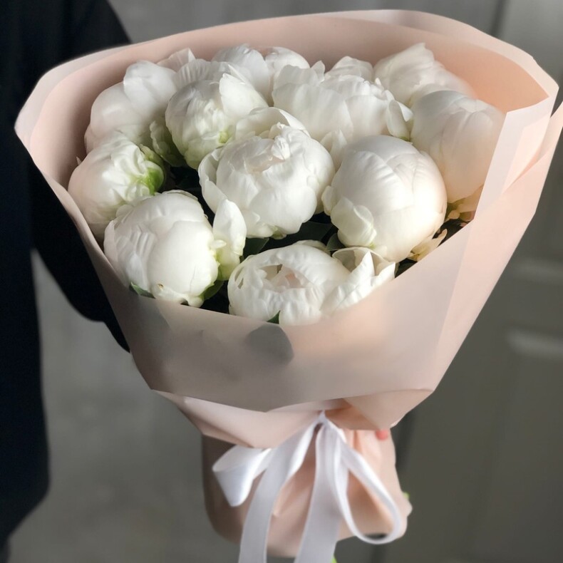 Букет из белых пионов
