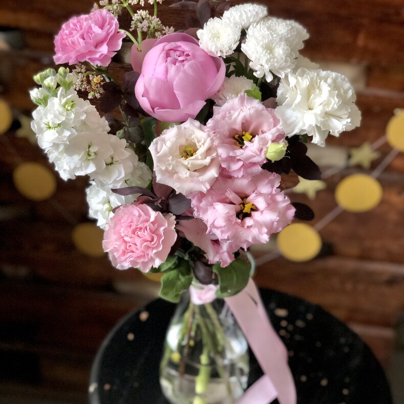 Цветы для вазы в розовых оттенках
