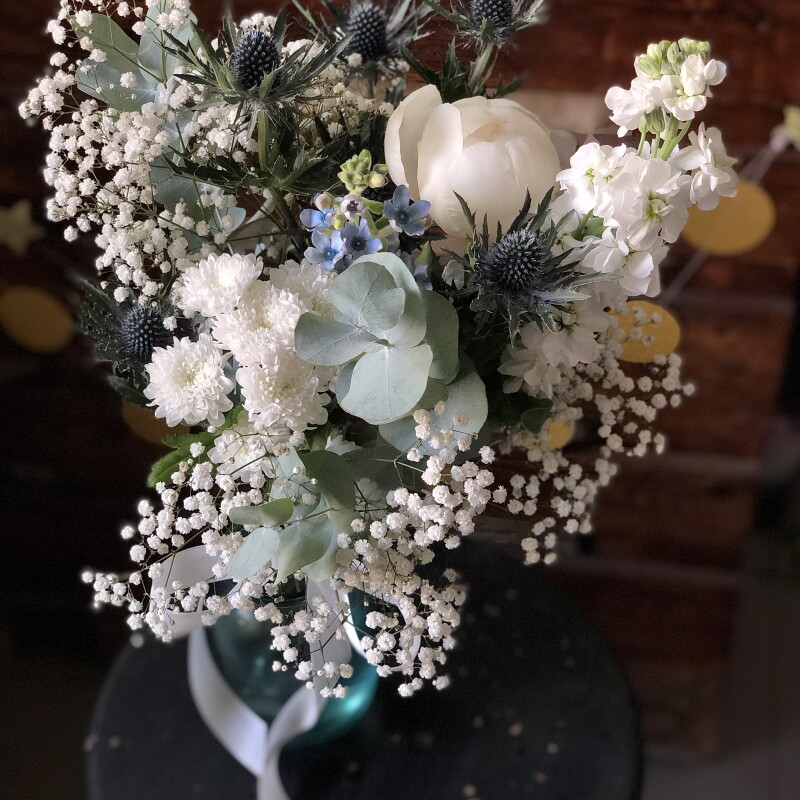 Цветы для вазы в светлых оттенках